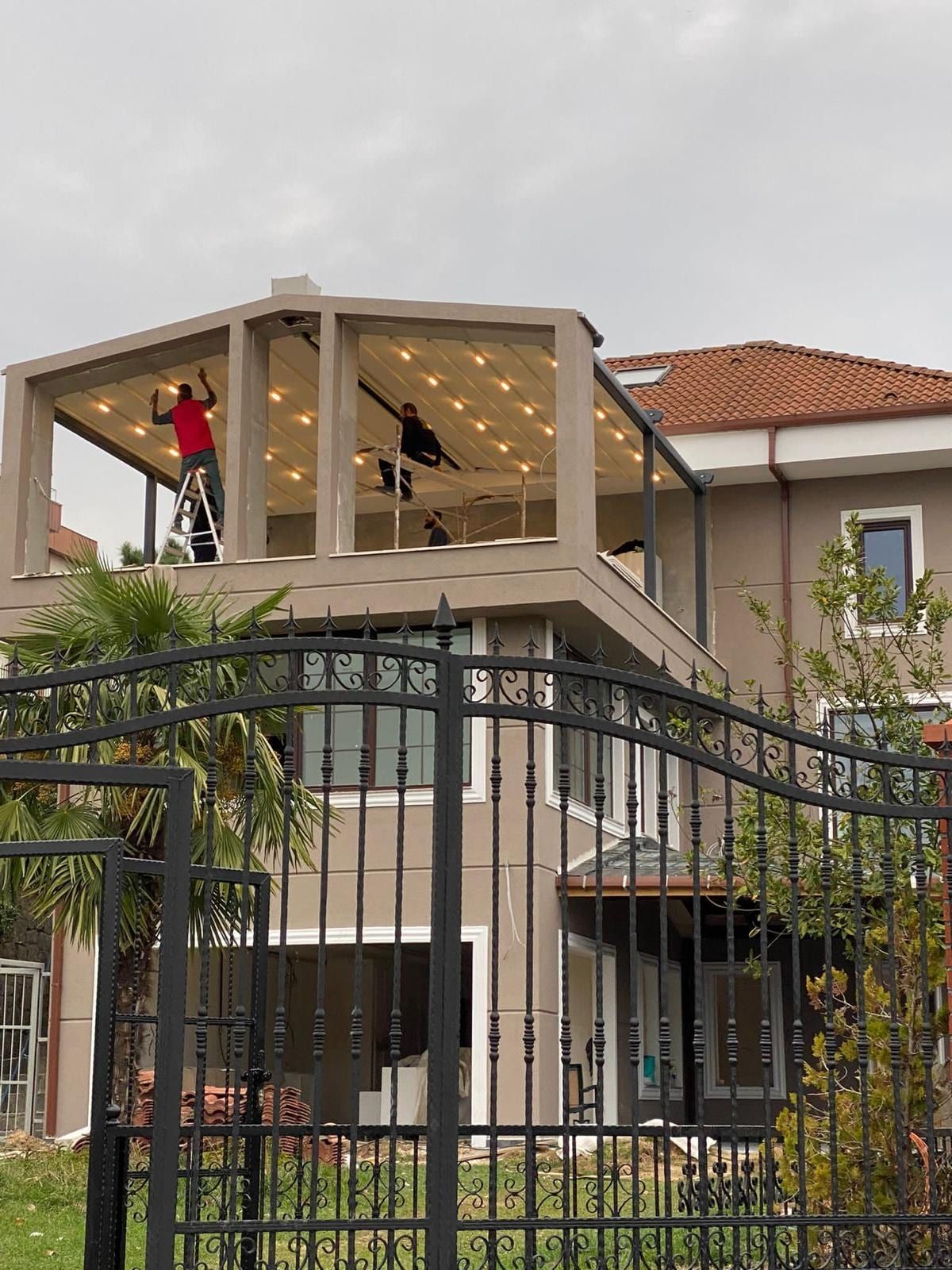 Villa terasında pergole montajı